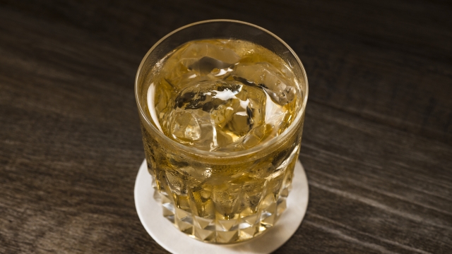ウイスキーの割り方・飲み方11選【意外と知らない飲み方も】 - Whiskeen(ウイスキーン)