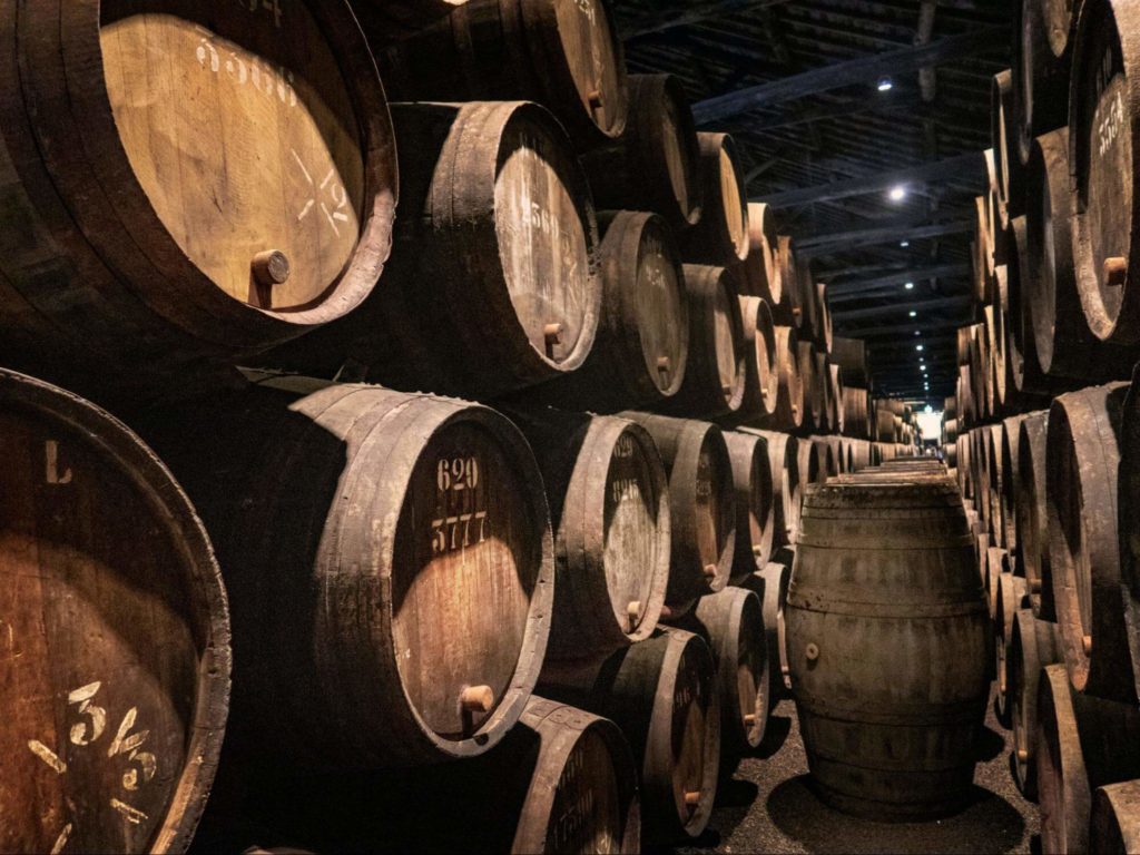 ウイスキーを熟成・貯蔵する樽の画像