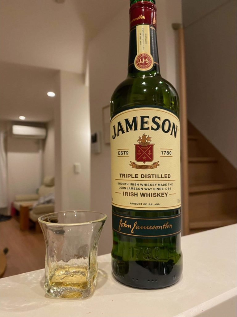 アイリッシュウイスキー「ジェムソン」をストレートで飲む画像