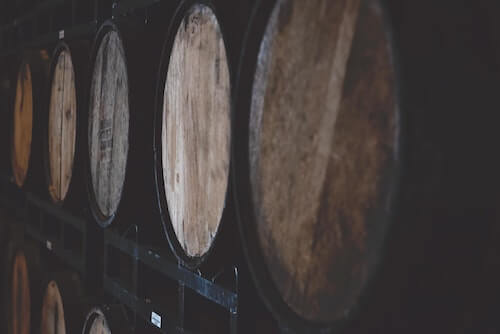 ウイスキーの熟成樽の画像