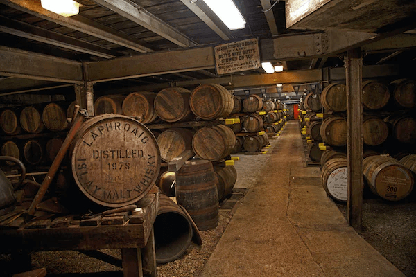 ウイスキー蒸留所の熟成樽