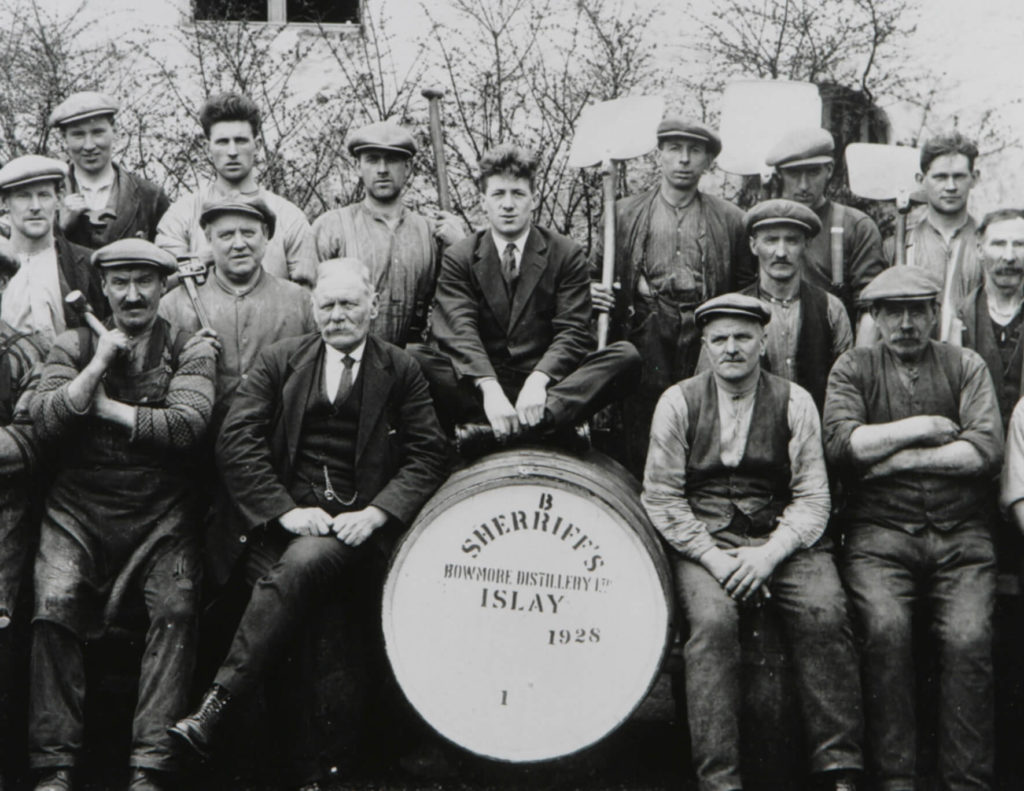 ジェームズ・ベル・シェリフはボウモア蒸留所を2度目に購入したとき男性が並んでいるモノクロの集合写真