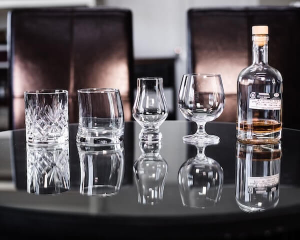 丸テーブルに並んでいる、形・デザイン・サイズが異なるグラス4種