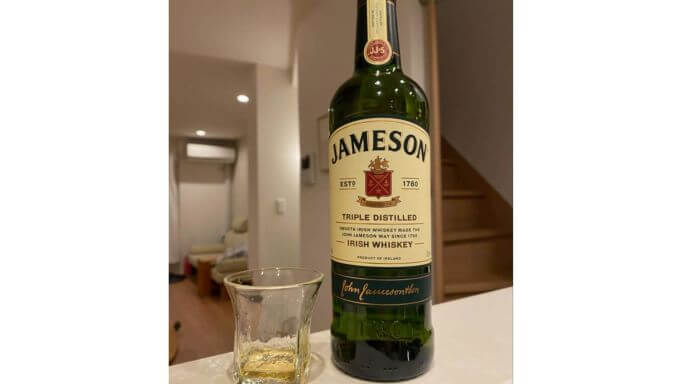 ジェムソンのボトルと飲みかけのグラス