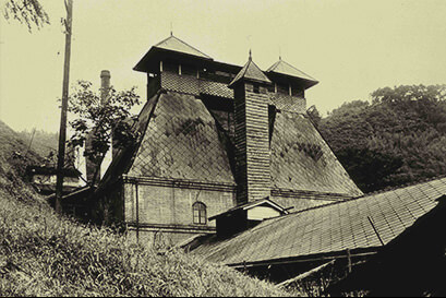 日本最古のモルトウイスキー蒸溜所である山崎蒸溜所の昔の写真