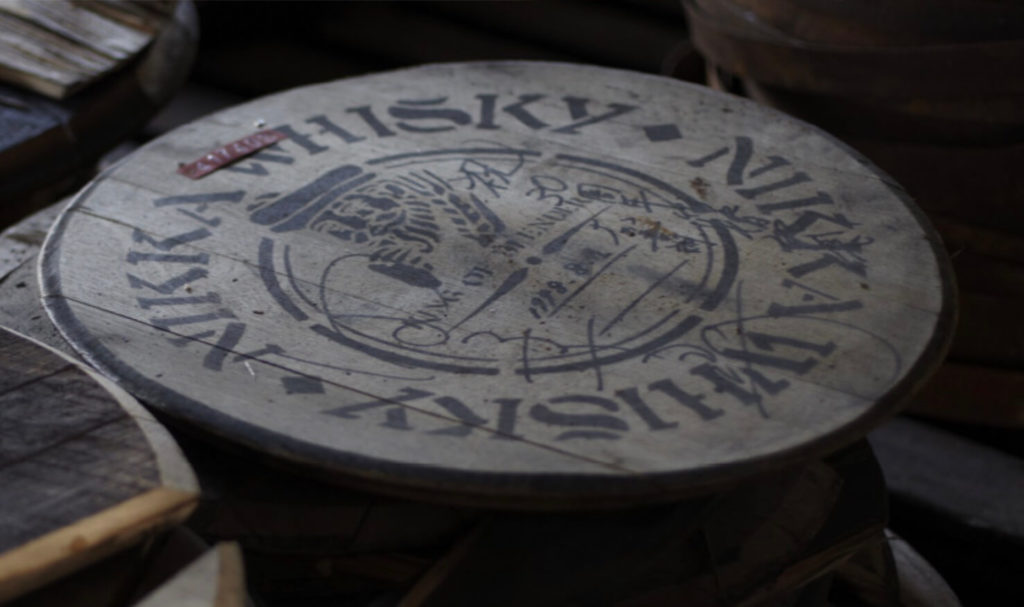 ニッカウイスキーと記載された熟成樽の蓋部