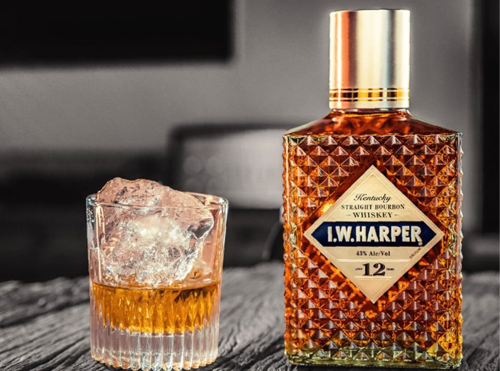 I.W.ハーパーのボトルと大きな氷の入ったロックグラス