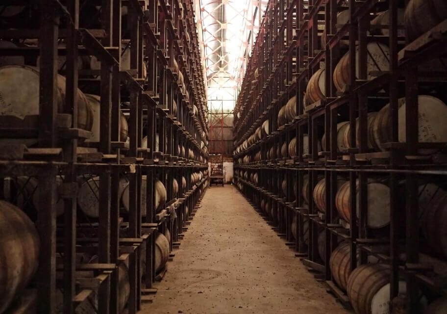 ウイスキー樽が並ぶ英国政府管轄の保税倉庫