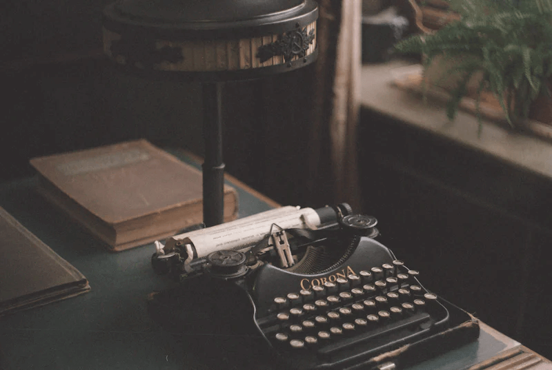 机の上の年代物のタイピングマシンと本