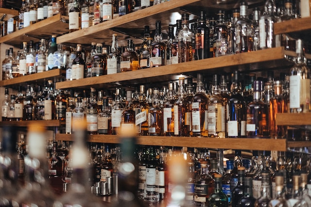 バーに並んだウイスキーのボトル