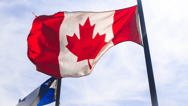 風になびくカナダの国旗