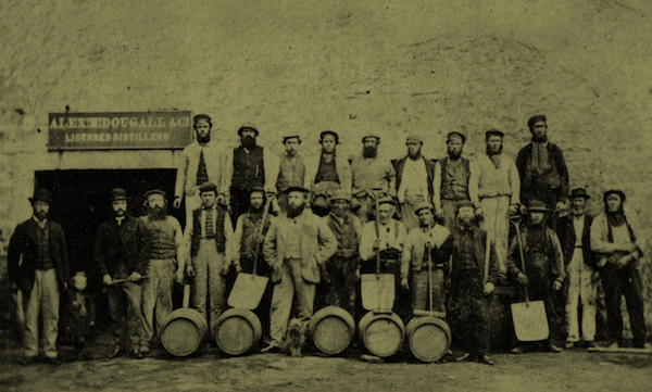 当時のアードベッグ蒸留所で働く人たちの集合写真