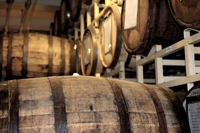 倉庫に並んだウイスキーの熟成樽