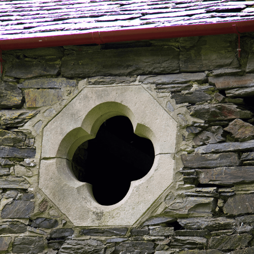 レイクス蒸留所のシンボル四つ葉型の窓
