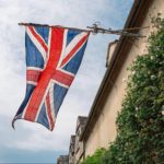 風になびくイギリス国旗
